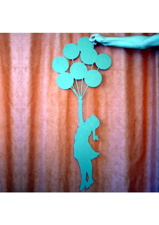 κοριτσάκι με τα μπαλονια κομμένο σε ξύλο